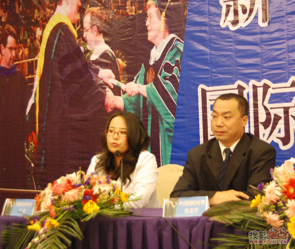 国际注册会计师天津执行中心首席代表 丁楠(左)