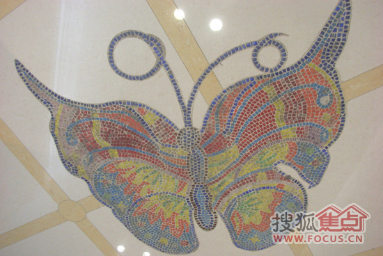 地面上的蝴蝶象征着香江家居的蝶变