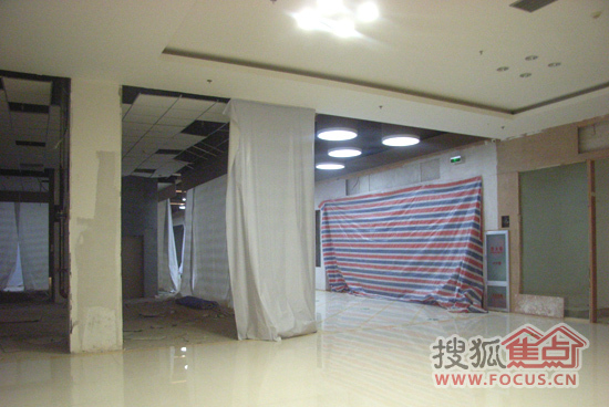 香江家居部分店面正在装修中