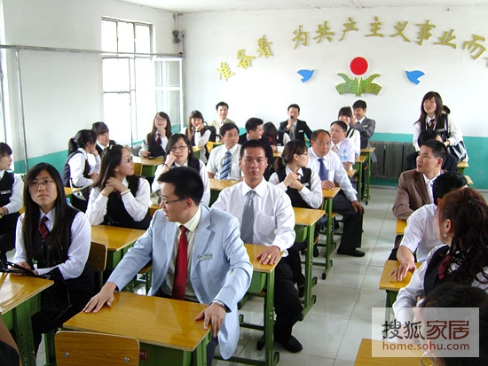 京广华艺广东装饰公司为学校捐赠1000套课桌椅
