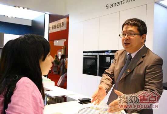 西门子家电中国区项目销售高级总监王伟庆向记者说明西门子家电性能