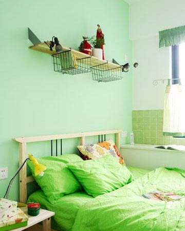 中规中矩的对称设计中，因雅致的色调，和艺术品的点缀，让这间卧室不仅舒适而且上镜。