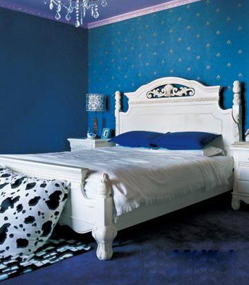 卧室选深色，拉上窗帘很快就能睡着，但家具必须是白色，不然就太闷。古典而有些华丽的壁布配合了同样气质的床具，图案的多样化是壁布的优势之一。