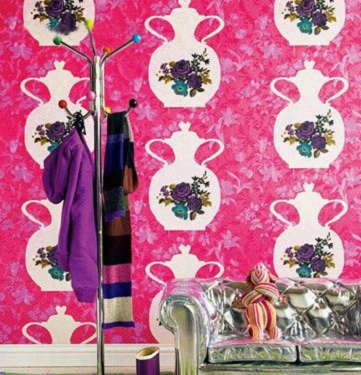 艳紫的条纹地毯满铺整个屋子显得青春亮丽
