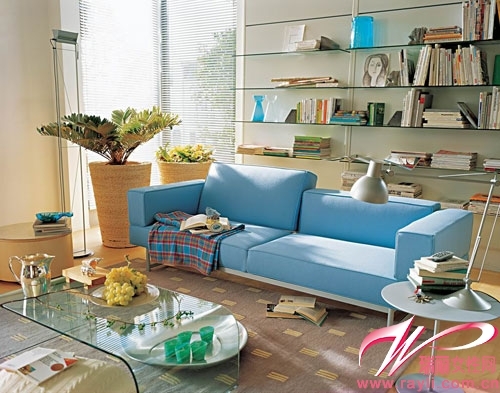 蓝色沙发+玻璃茶几营造客厅冰凉感