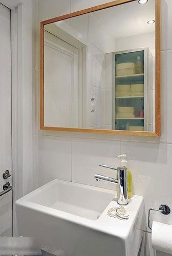 镜子里面可以看到卫生间的卫浴储藏柜