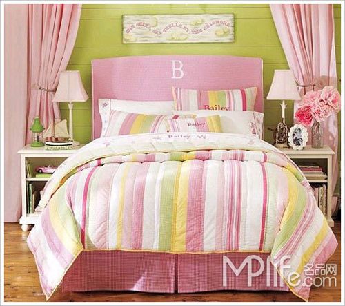 甜美的条纹床品让卧室显得柔美浪漫
