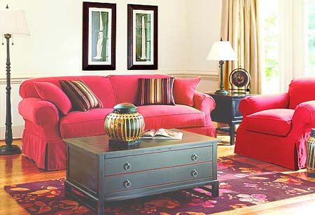 1．家具的选择，与硬装修上的欧式细节应该是相称的，选择深色、带有西方复古图案以及非常西化的造型家具，与大的氛围和基调相和谐。