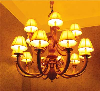 按照灯的风格，灯饰可以简单分为欧式、中式、美式、现代四种不同的风格，这四种类别的灯饰各有千秋。