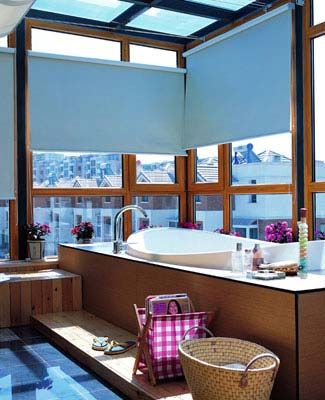 三楼的阳台宽阔独立，采光极好，设计师将浴缸搬上阳台，颇具创意的阳光浴室温情洋溢，处处显露生活情趣。自控窗帘、近2米的大浴缸、实木地台、宽阔的景观视野……令沐浴舒适无比。 