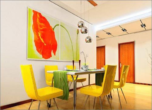 新造型闪亮登场：艳丽的大型挂画一扫苍白气氛，黄艳艳的椅子填补了色彩的空洞，别致的吊灯带来几分灵动，充满希望的青绿色桌布令人食欲大开。
