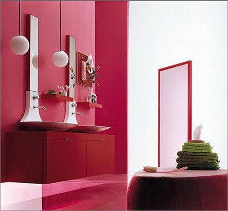 新造型闪亮登场：墙面选择了代表火热的红色，事实证明增温效果立竿见影，同色系的红地毯伸展了这种温暖，同时消除了离开温暖浴缸的不舍，并起到很好的防滑作用，火红艳丽的浴室令人如置夏日中。
