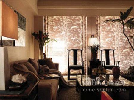 户外阳光穿越织布竹纹形成光影绰约在客厅空间表现深浅有序的细腻层次