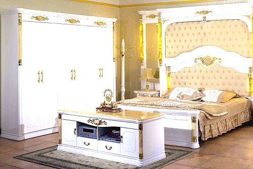 而金色不同明度、饱和度的搭配运用，及与不同色彩的完美结合，成为最显功力的亮点，白色的家具搭配让金色殿堂优美轻快。