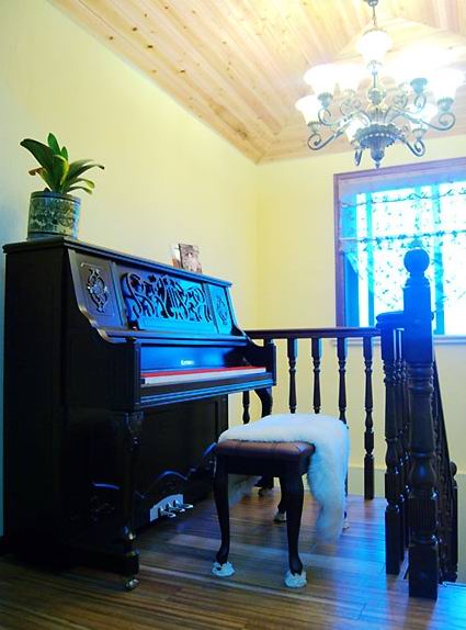 楼梯转角处摆放钢琴