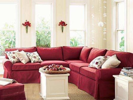 酒红色的沙发绝对是客厅里的主角