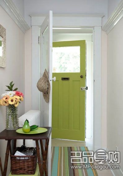 灰绿色给这个门厅增添了几分娱乐色彩，并与地毯和桌垫的色彩相呼应。