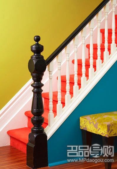 如果你够胆，就让色彩更加浓烈一些吧!这个楼梯间的墙壁被漆成了绿色与蓝色，楼梯则铺上了鲜红的地毯。而白与黑的扶栏缓和了整个空间给人的冲击。