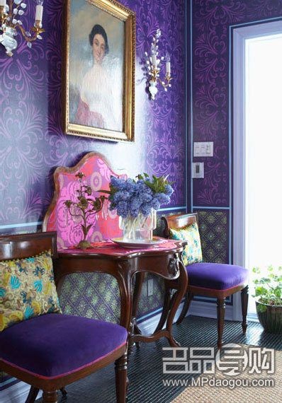 紫色花纹壁纸铺贴的墙壁让这个原本平庸的玄关变得引人注目起来。