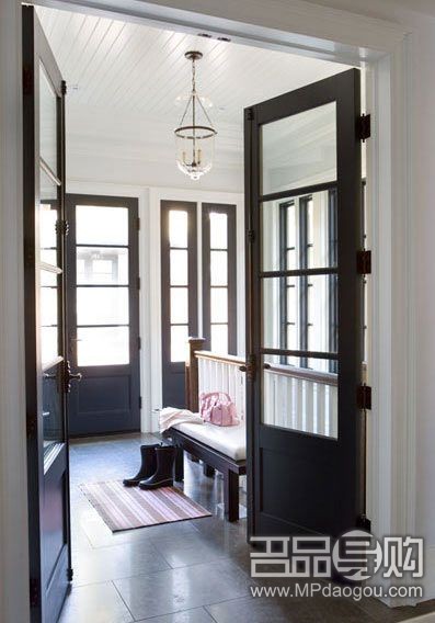 青灰色的法式门让这个门厅对比强烈，并且空间看起来了更高。