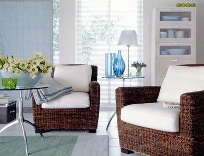 纯白色墙面地面搭配浅蓝色布艺地毯，让人感觉很整洁和谐，棕白相间的布艺沙发又不失沉稳，造型美观的茶几质感十足，白色水晶质感的客厅，给人以灵动轻盈的晶莹剔透的美感体验。 