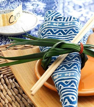 竹席编制的餐垫干花制成的餐巾扣这些小饰品自然也应与夏来个呼应