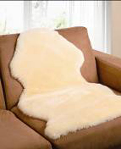 冬日里最温暖华丽的必备单品无疑是羊毛产品！想要布置冬味十足又温暖实用的居家，就一定不能少了羊毛皮。
