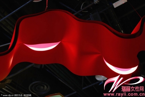 2011米兰家具展德国照明设计大师Ingo Maurer灯饰细节，似一双微微睁开的眼睛