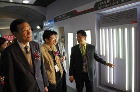阳光集团官勇总经理在向参观的领导介绍阳光LED产品