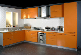 单纯橙色，美好心情。橱柜采用鲜艳的橙色，比较艳丽和抢眼。L形的设计，线条流畅，分区合理明确，高低柜搭配，外加吊柜，收纳能力超强，适合普通家庭使用。墙面还可以摆脱单一的纯色瓷砖，尝试一些带有花纹图案的瓷砖，可以令厨房更加层次分明。