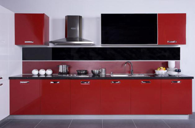 红色加黑色，恒久流行。红色加黑色的组合简直就是恒久不变的流行色，红色的橱柜，搭配黑色台面，对比强烈，而且黑色台面更容易打理，反复使用也能保持清新，适合频繁使用的厨房。