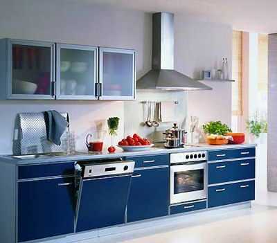 深蓝色是时尚流行的色彩，深蓝色搭配银色拉手，令厨房更加富有设计感，是时尚人士的首选。一字形设计的橱柜使人操作时走动方便。
