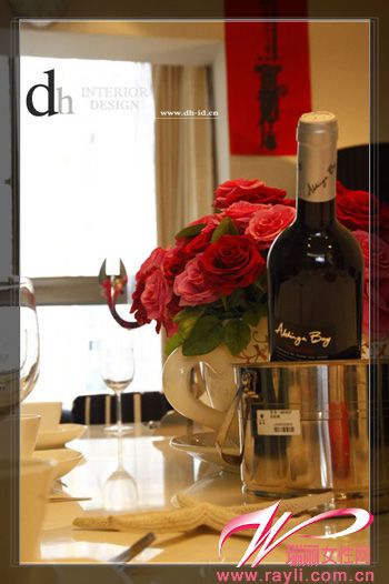 餐桌上鲜艳的玫瑰花和葡萄酒让浪漫倍增