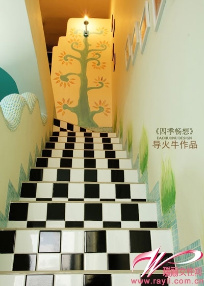 楼梯，黑白瓷砖装饰