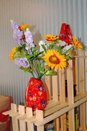 比如隔断上的这些漂亮的花瓶以及鲜花都是网上买来的