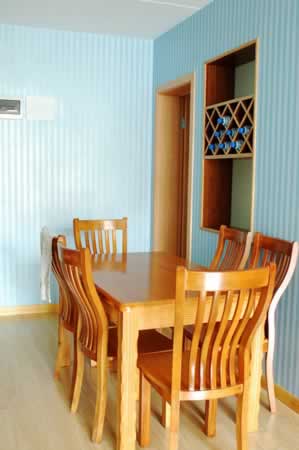 原木色的餐厅桌子