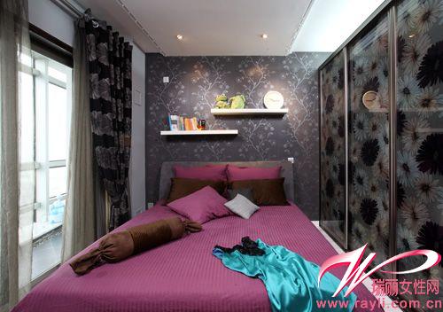 主卧内灰色的大床和紫色的垂幔营造舒适的睡眠环境