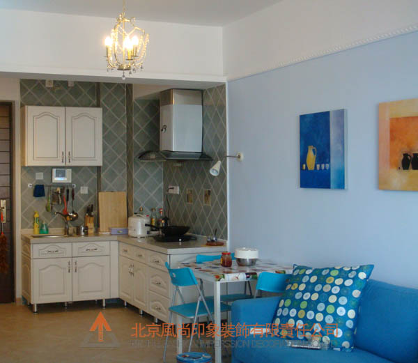 地中海，防天然材质的墙砖与蓝色沙发完美的结合，在这个小小空间里体现出了地中海风格的特点