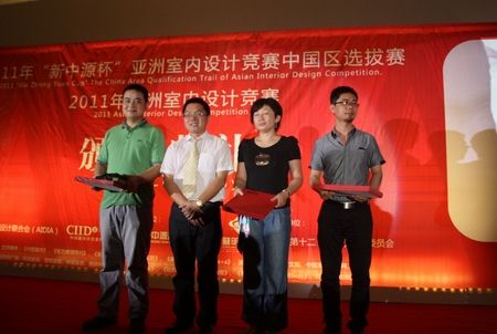 邓耀邦总监为2011亚洲室内想象竞赛获奖选手颁奖