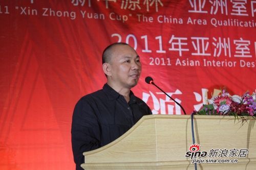 2011第二届亚洲室内想象竞赛评委吴宗敏先生上台介绍大赛的评审工作