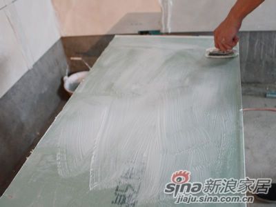双层石膏板的固定须用白乳胶和黑螺丝固定。