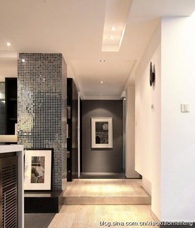 一进门就能看到客厅处黑与白的强烈对比，简约的现代风格更能展示出江南朴素的美。