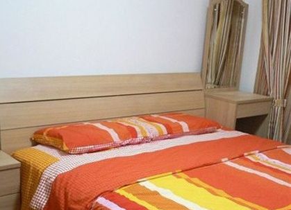 卧室，床还有床头柜什么的都是木质的。