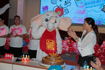 城外诚副总经理刘洋（右）与小寿星“诚诚”一同为生日蛋糕吹蜡烛