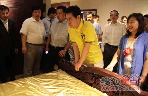 居然之家代言人陈宝光在总裁汪林朋等领导的陪同下，参观了红木大会堂