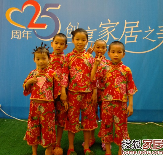 石家庄市福利院儿童在表演节目