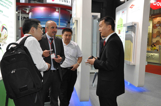陶氏建筑业务部亚太区业务发展总监汤晖（右一）与客户交流