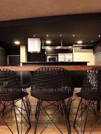 餐厅也秉承一贯的装修风格，原木色纹理的餐桌强调线条的冷硬