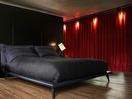 卧室以暗色和舒适作为着重点，深重的蓝黑色调突显了卧室的男性化简约风格
