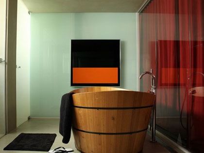 大大的“原木桶”深受自然风格的灵感启迪，在自然简约的基础上，卫浴间的设计更是充分体现了个人风格